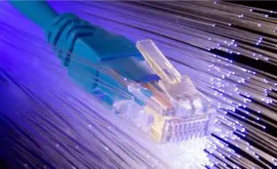 Conexión a Internet por cables de fibra óptica para la empresa