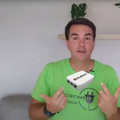 Profesor de FP Electricista demuestra la instalación de un Kit Básico Económico