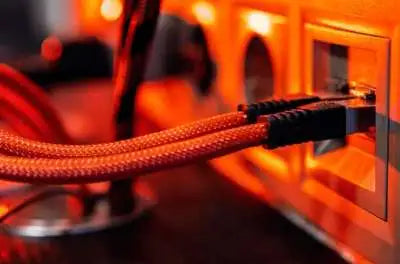 5 razones cablear con fibra óptica plástica y navegar con alta fiabilidad