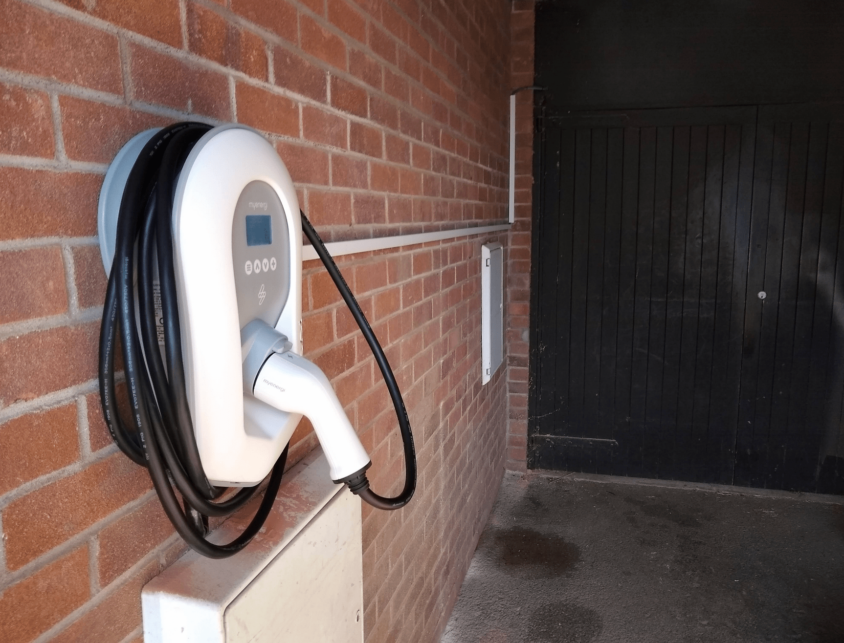 Dispositif de rétraction de câble de chargeur EV par le chargeur