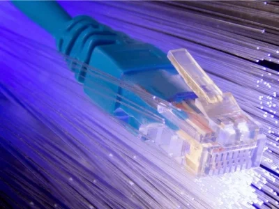 Conexão à Internet através de cabos de fibra óptica para a empresa